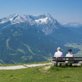 Ruheplatz auf dem Rundweg mit Blick auf die Zugspitze